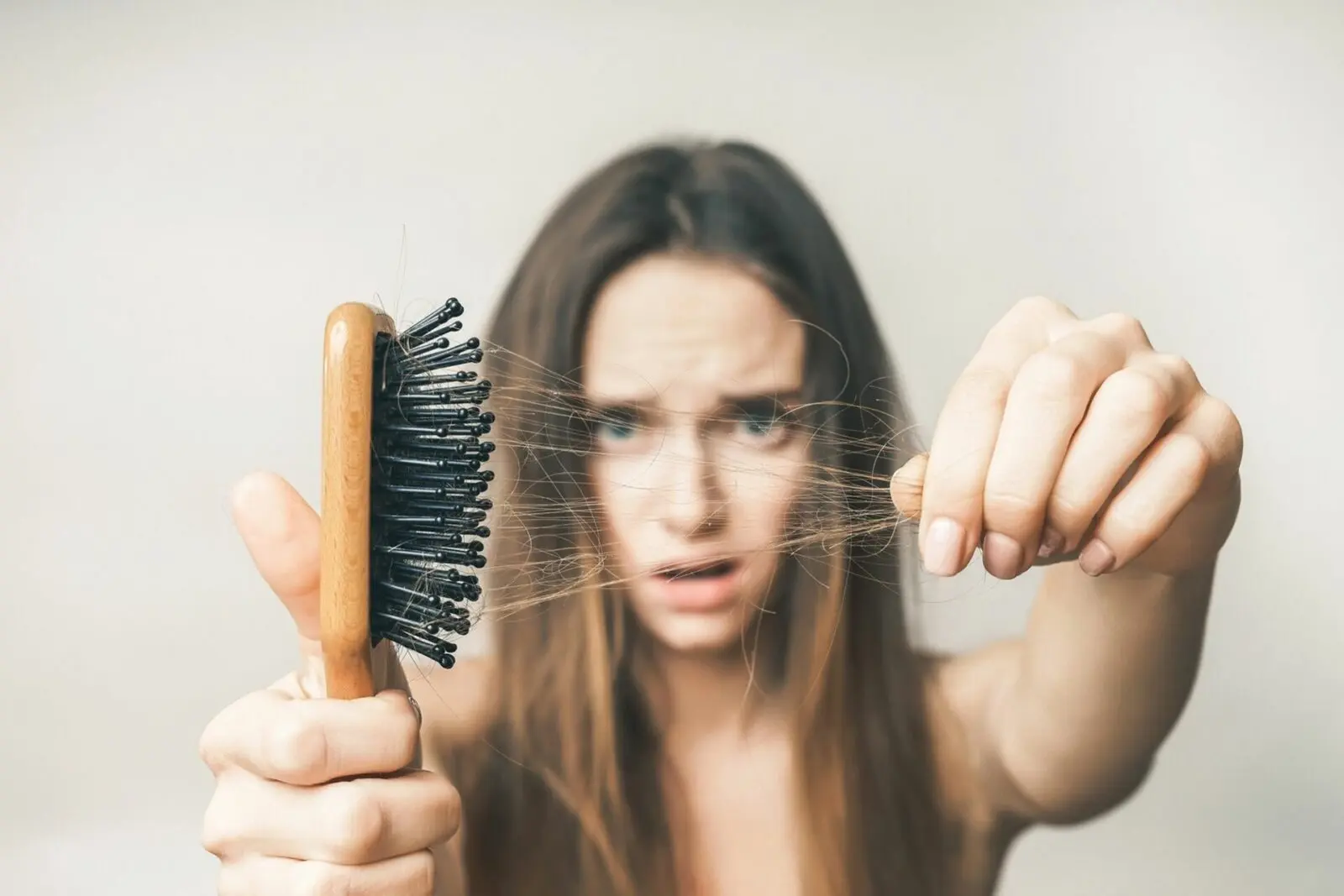 почему выпадают волосы у женщин