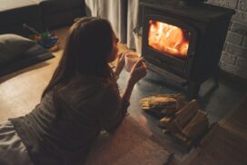 Девушка с чашкой чая у камина осенью