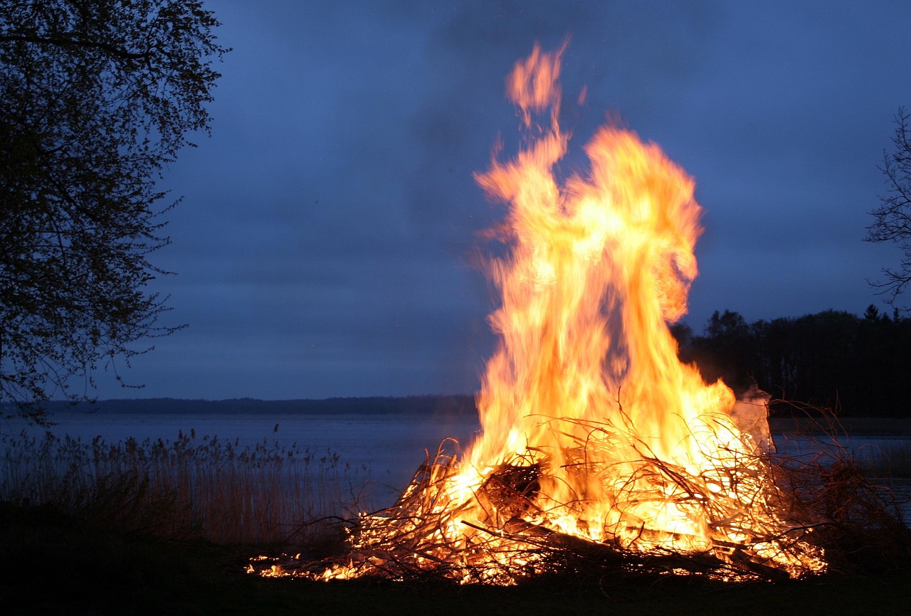 Костёр, пламя огня